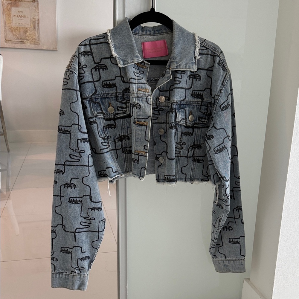 Cropped Light Wash Graphic Denim Jacket - Light Blue